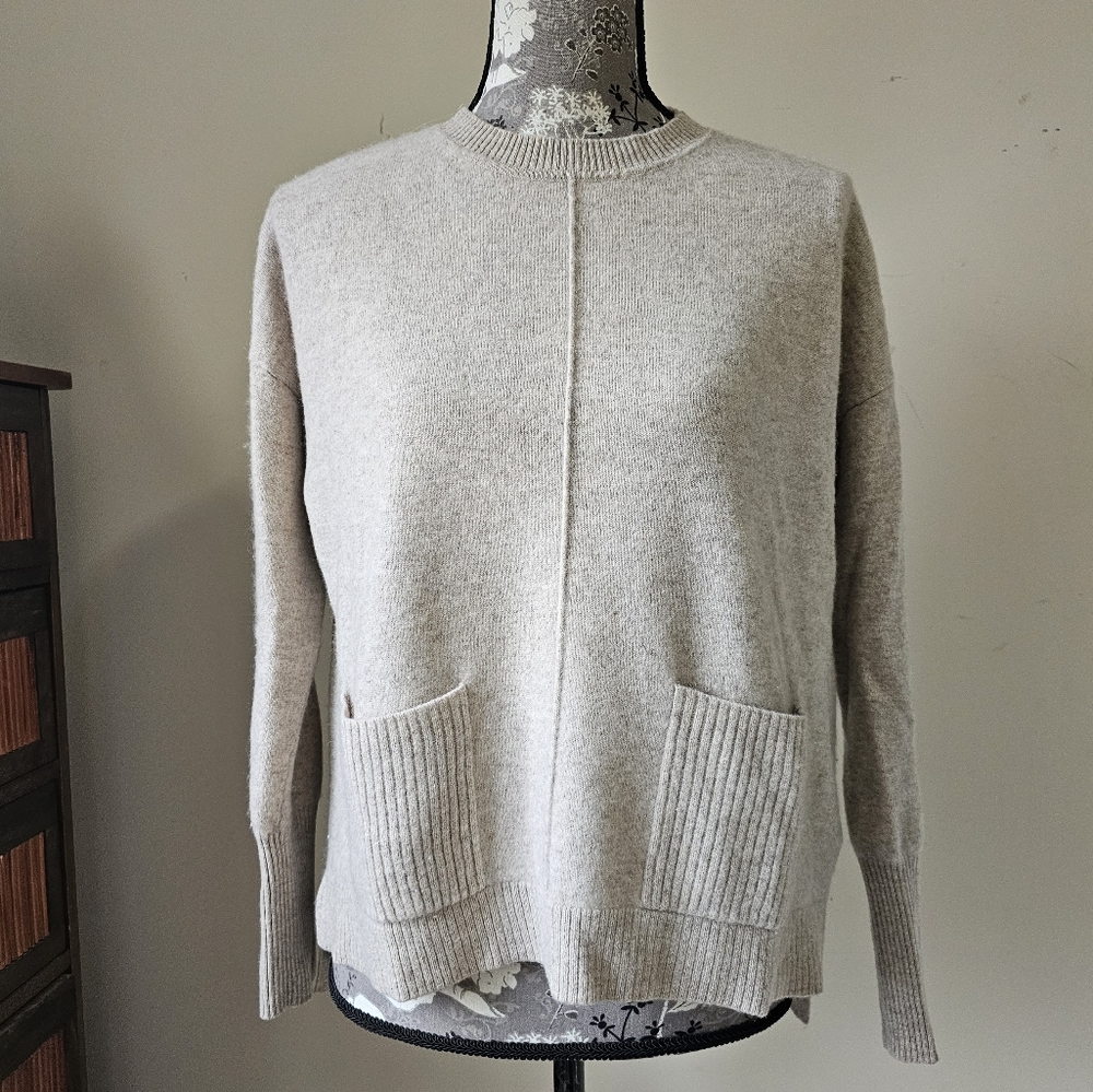 Tahari heathered tan cashmere sweater with ribbed front pockets M